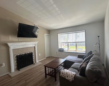 7804 Harrowgate Circle - Photo Thumbnail 4