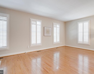 8320 Dockray Court - Photo Thumbnail 15
