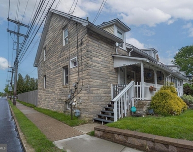 957 W 6th Street - Photo Thumbnail 1
