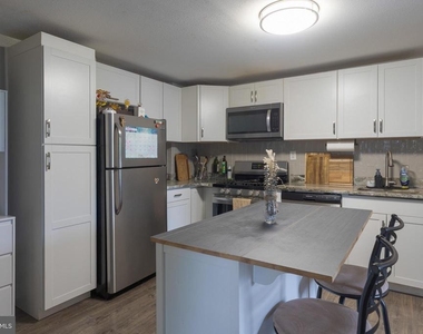 957 W 6th Street - Photo Thumbnail 8
