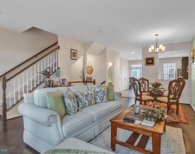 1601 Wesbourne Drive - Photo Thumbnail 3