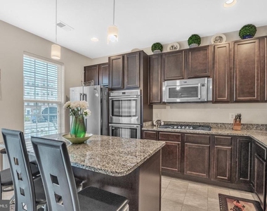1601 Wesbourne Drive - Photo Thumbnail 6