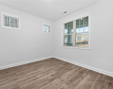 107 Glenwood Court - Photo Thumbnail 6