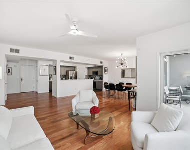 54 Rainey St - Photo Thumbnail 2