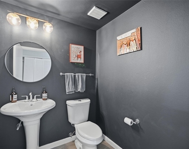 54 Rainey St - Photo Thumbnail 23