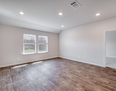 109 Bethpage Dr - Photo Thumbnail 4