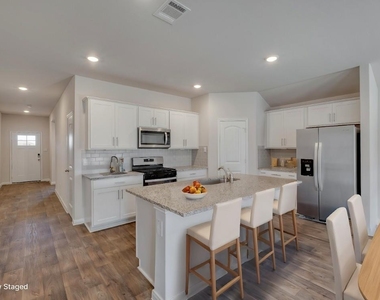 109 Bethpage Dr - Photo Thumbnail 9