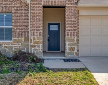 109 Bethpage Dr - Photo Thumbnail 3