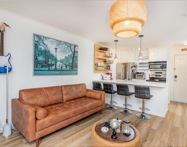 1422 Collier St - Photo Thumbnail 1
