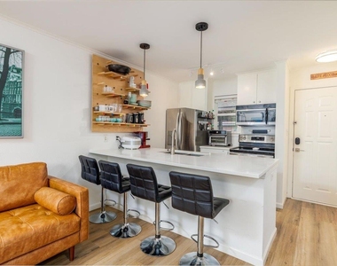1422 Collier St - Photo Thumbnail 2