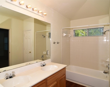 3305 Stonewall Dr - Photo Thumbnail 13