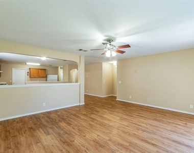 207 Mitchell Dr - Photo Thumbnail 3