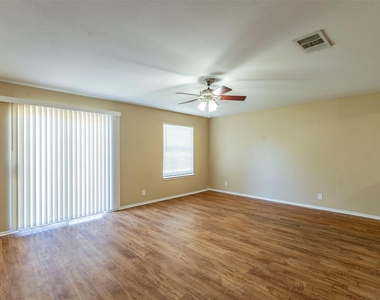 207 Mitchell Dr - Photo Thumbnail 2