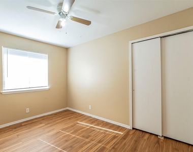 207 Mitchell Dr - Photo Thumbnail 18