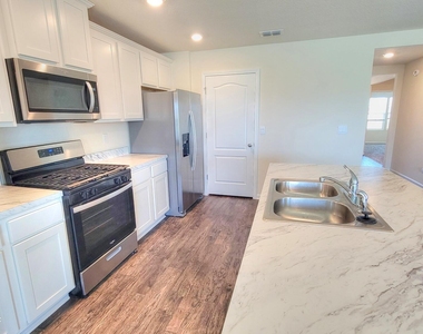 121 Aveiro Way - Photo Thumbnail 10