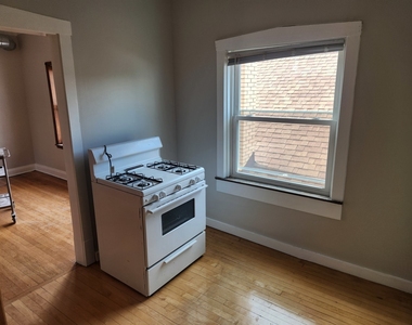 2835 W Byron Street - Photo Thumbnail 8