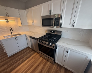 4956 N Harding Avenue - Photo Thumbnail 8