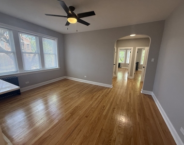 4956 N Harding Avenue - Photo Thumbnail 2