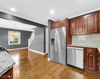 6661 Glenview Drive - Photo Thumbnail 12