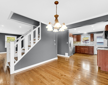 6661 Glenview Drive - Photo Thumbnail 8