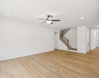 240 Silverleaf Trl - Photo Thumbnail 2