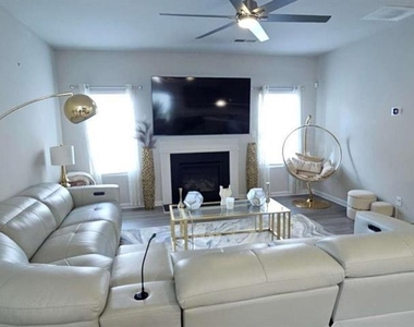 684 Armitage Way - Photo Thumbnail 7