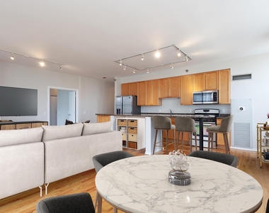 330 N Jefferson Street - Photo Thumbnail 4