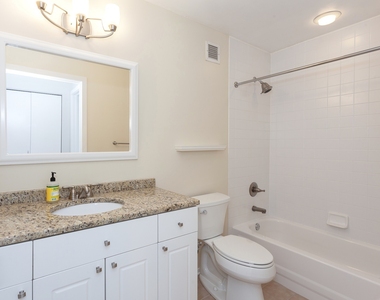 330 N Jefferson Street - Photo Thumbnail 16