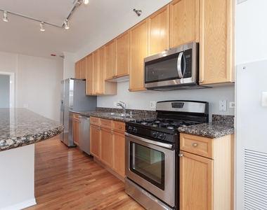 330 N Jefferson Street - Photo Thumbnail 6