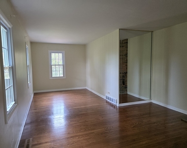 87 W Surrey Lane - Photo Thumbnail 6