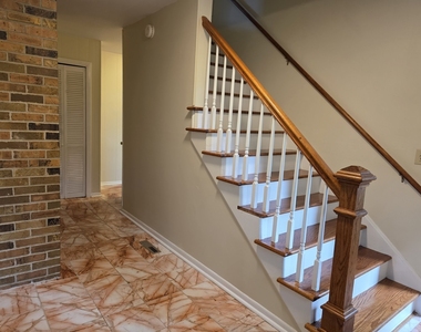 87 W Surrey Lane - Photo Thumbnail 24