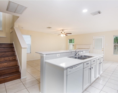 127 Villa Oaks - Photo Thumbnail 7