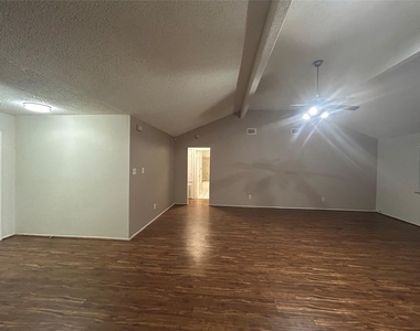 12310 Jaguar Drive - Photo Thumbnail 4