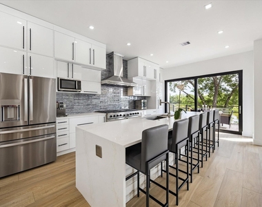 407 Brook Hollow Drive - Photo Thumbnail 9