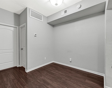 2425 Augusta Drive - Photo Thumbnail 6