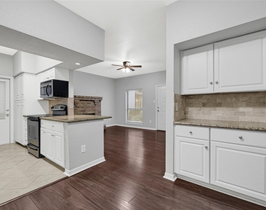 2425 Augusta Drive - Photo Thumbnail 8