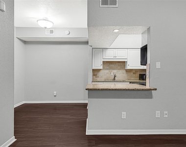 2425 Augusta Drive - Photo Thumbnail 7