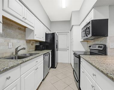 2425 Augusta Drive - Photo Thumbnail 9