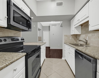 2425 Augusta Drive - Photo Thumbnail 10