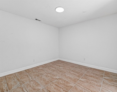 2223 Courtney Ct - Photo Thumbnail 13