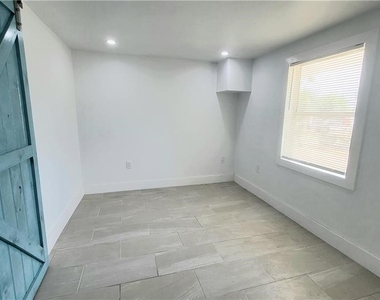 10671 Hampton Street - Photo Thumbnail 9