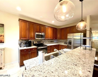 8989 Cambria Circle - Photo Thumbnail 14