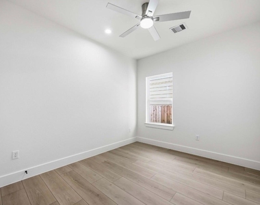 5313 Bacher - Photo Thumbnail 9