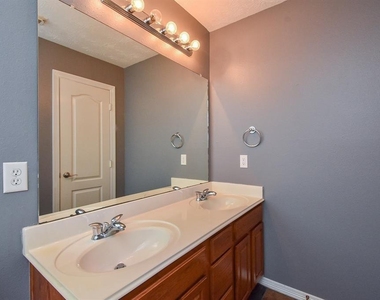 2811 Little Spring Circle - Photo Thumbnail 15