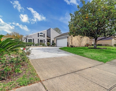 2235 Round Lake Drive - Photo Thumbnail 2