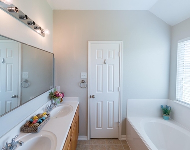 2834 Sage Bluff Avenue - Photo Thumbnail 20