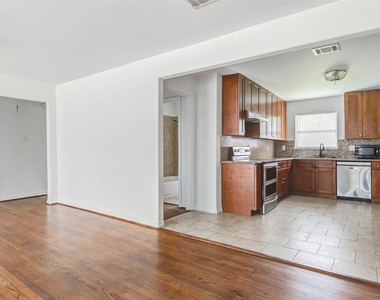 230 Bizerte Street - Photo Thumbnail 8