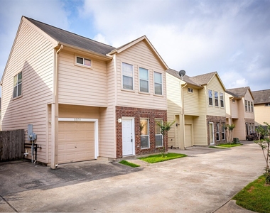 2220 Naomi Street - Photo Thumbnail 3
