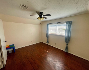 11615 Carvel Lane - Photo Thumbnail 8