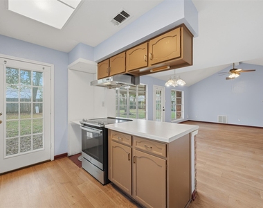 7015 Pella Drive - Photo Thumbnail 12